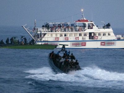 498684_les-forces-israeliennes-approchent-la-flottille-de-gaza